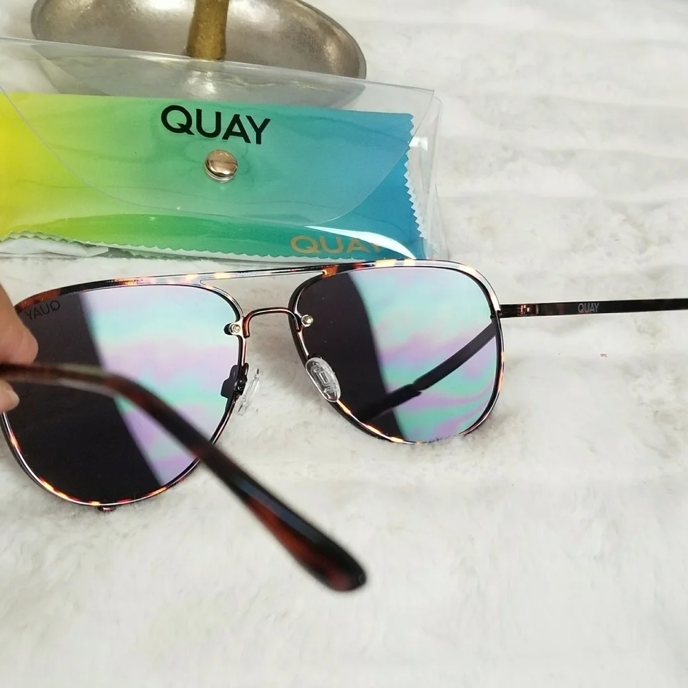 QUAY // ltd ed high key tortoise detail rimless black smoke lens aviators